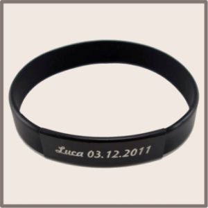 Schwarzes Silikonarmband mit Gravur