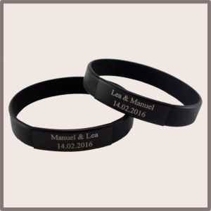 Schwarzes Silikonarmband mit Gravur