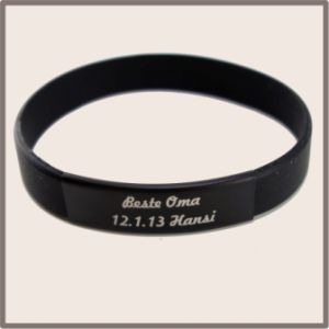 Schwarzes Silikonarmband mit Gravur