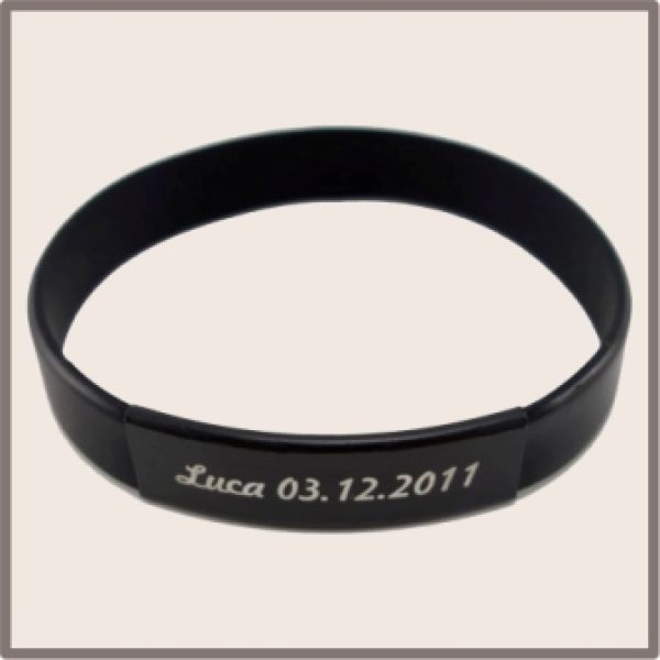 Schwarzes Silikonarmband mit Gravur