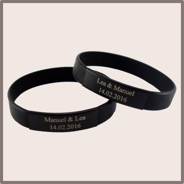Schwarzes Silikonarmband mit Gravur